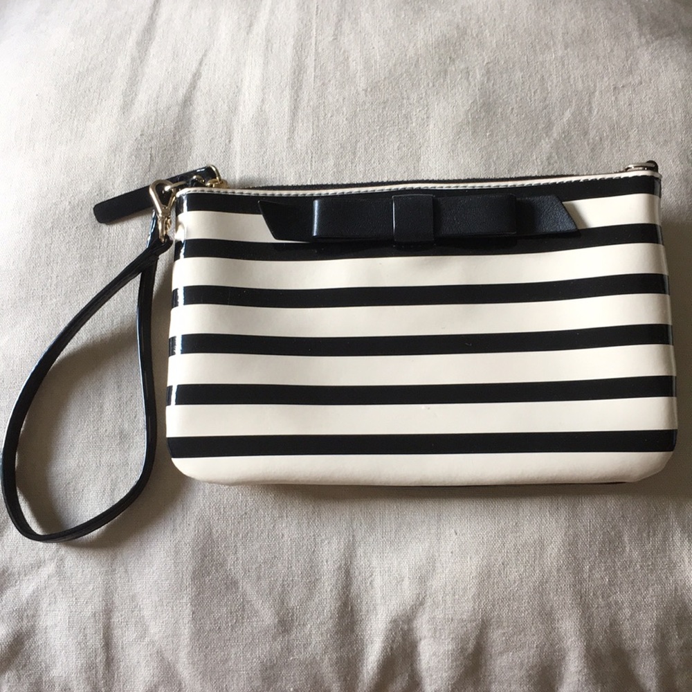 Kate spade wristlet bag- Black and créeme